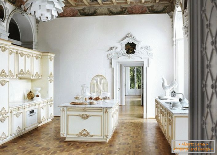 Интериорът в бароков стил е украсен изящно, благородно и функционално.