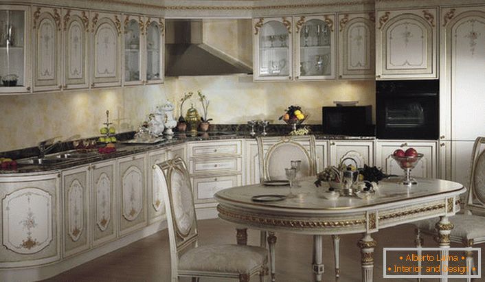 Вградената техника прави интериора на кухнята в бароков стил.