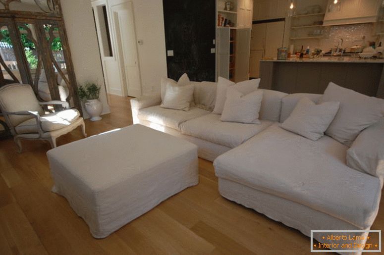 мебели интериор, декорация-класически-бели дивани-с-възглавници-и-маса комбиниран с-дървена подова настилка-и-отворена кухня-бокс-за-вдъхновяващите-дневна-дизайн-идеи-comfortable- модерен диван-с-мек-льо