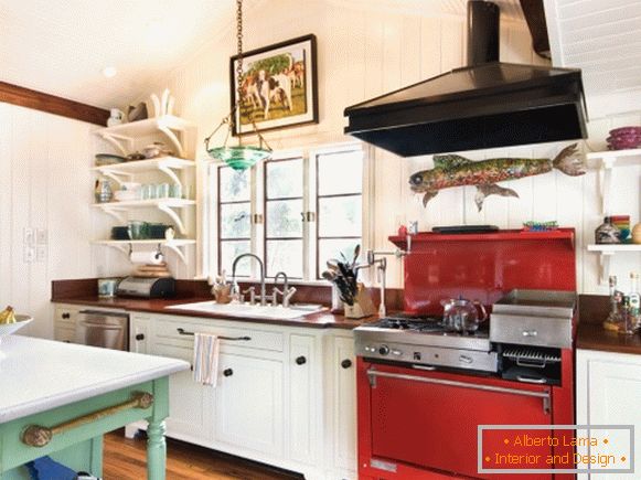 Червена печка в кухнята в стила на Прованс