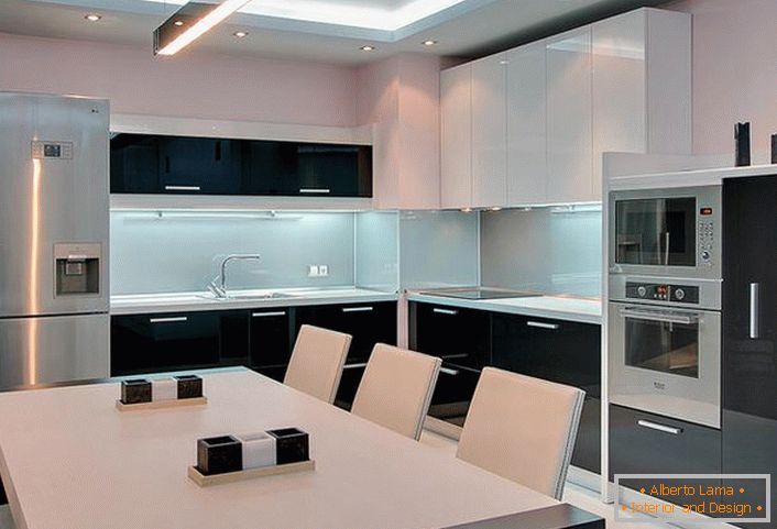 Класическа комбинация от черно и бяло във вътрешността на кухнята в минималистичен стил.