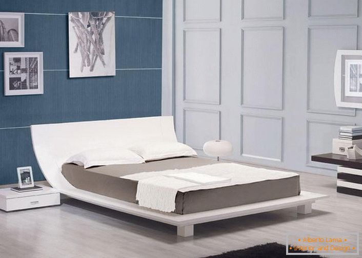 Класически цветове в дизайна на спалнята в стила на високите технологии. Добавете снимки към интериора на стаята с усещането за среда.