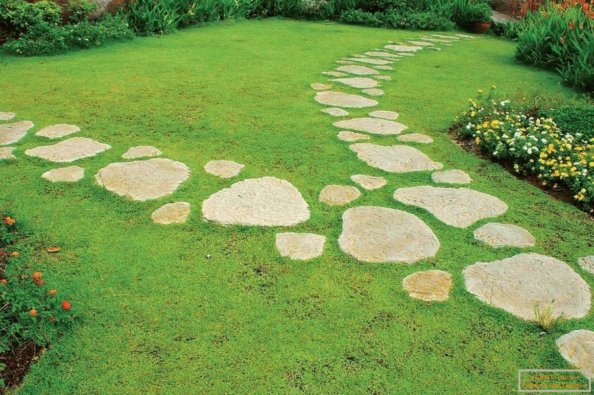 Каменна пътека на тревата