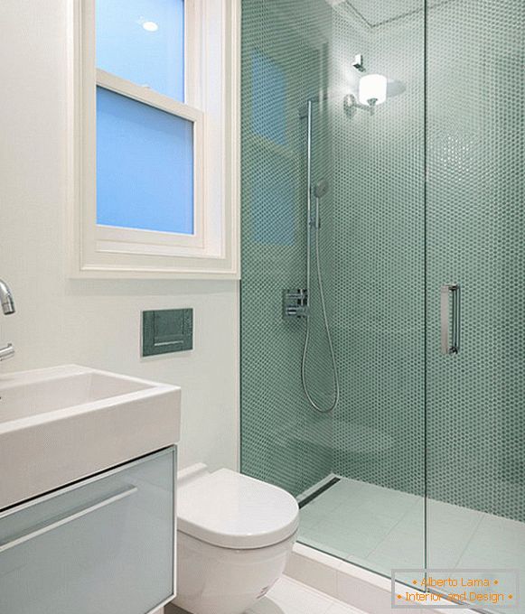 Стъклен душ в компактна баня