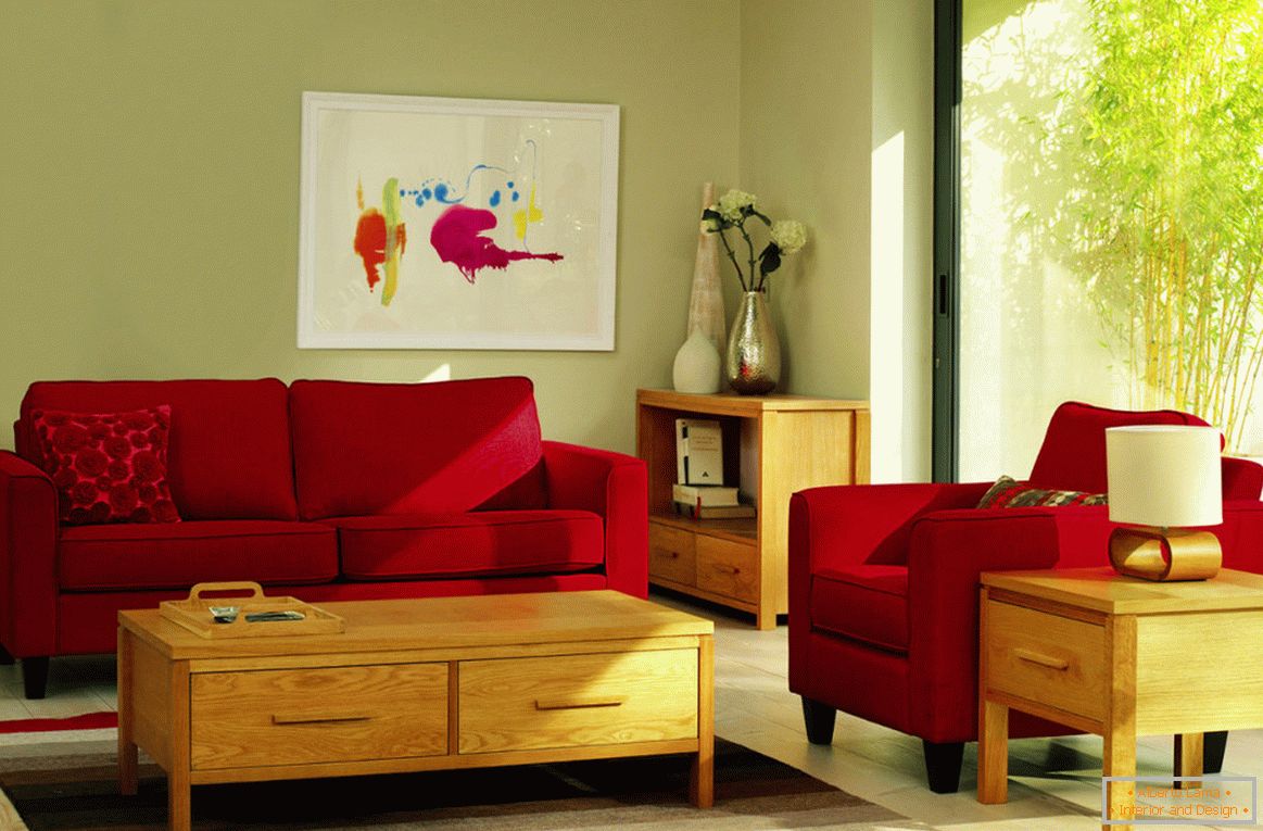 Червени мебели в светлата всекидневна