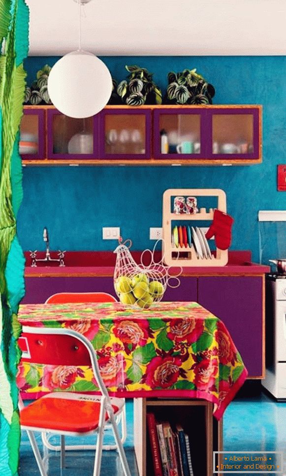Кухненски интериор в ярки цветове
