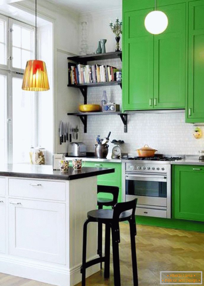 Кухня в бял и зелен цвят