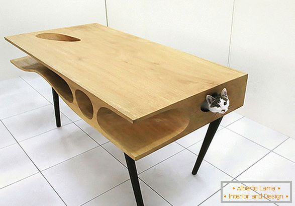 Една необичайна маса с къща за котка