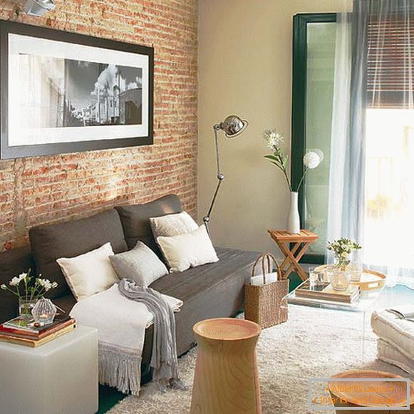 Малки апартаменти: тухлена зидария във вътрешността на хола