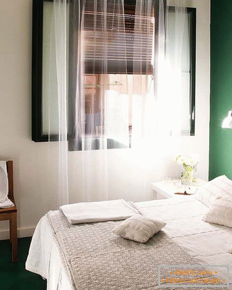 Интериор в спалнята в бяло-зелен цвят
