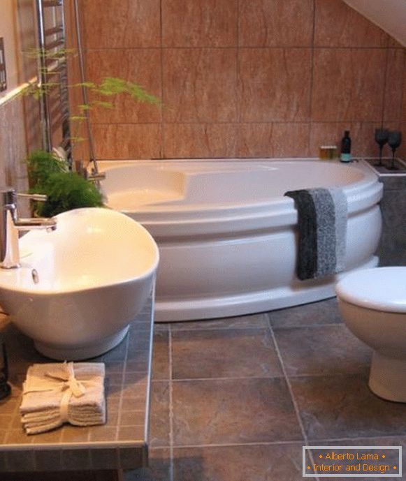 Ъглова вана в малка баня