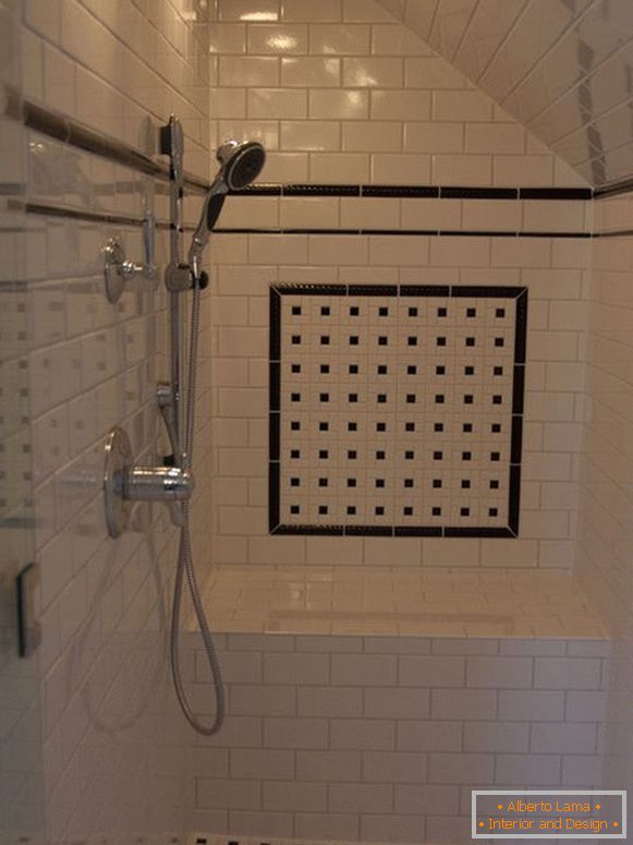 Наклонен таван в банята