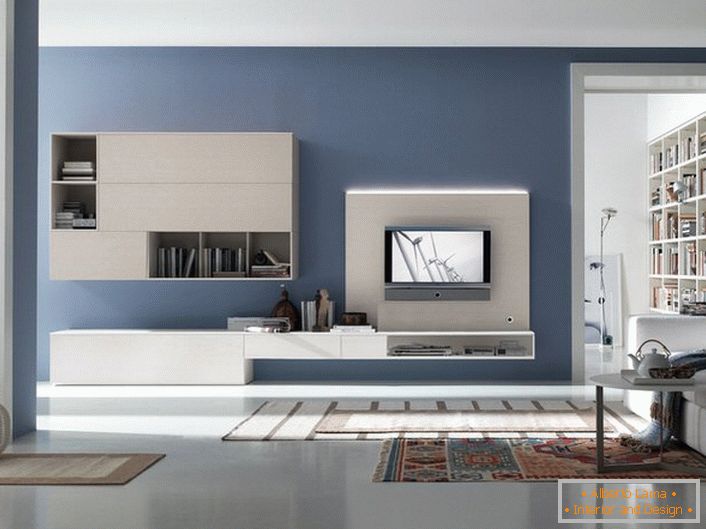 Мебелите за интериорен дизайн в стила на високите технологии трябва да бъдат функционални и стилни. Много от офисите, отворените рафтове в шарнирната част на слушалките за дневната, правят обзавеждането просторно. 