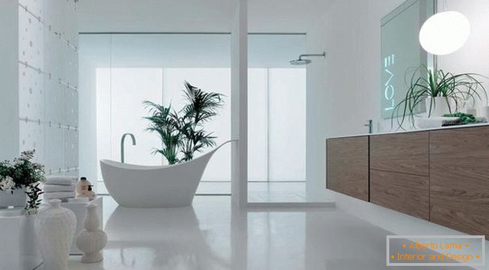 Голяма баня с високотехнологичен стил е направена в светли цветове. Освежете интериора на стаята със свежи цветя.