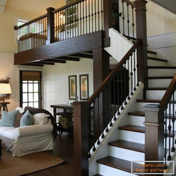 Красива стълбищна конструкция в частна къща с дървени парапети