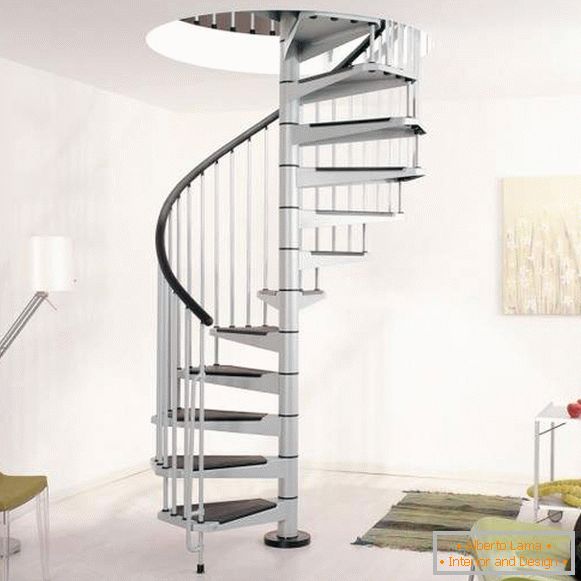 винт лестница в частном доме из металла с покрытием ступеней