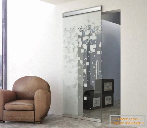 Плъзгащи се стъклени интериорни врати с модерен дизайн