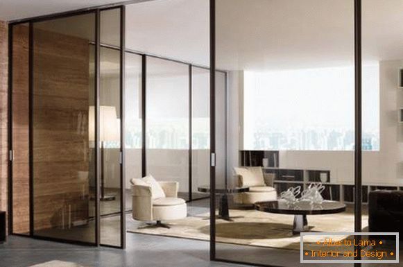Стъклени интериорни врати - фотопреградни стени в модерен апартамент