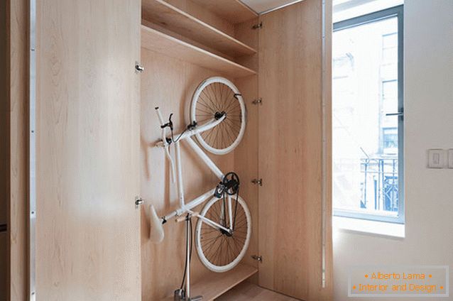 Велосипед в килера в многофункционалния апартамент-трансформатор
