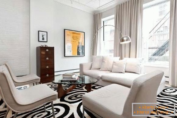 Черно-бял килим в хола с модерен дизайн