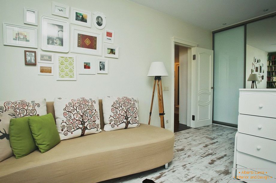 Интериорът на малък едностаен апартамент - диван