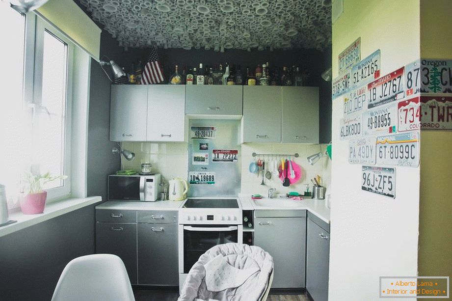 Малка уютна кухня в сив цвят
