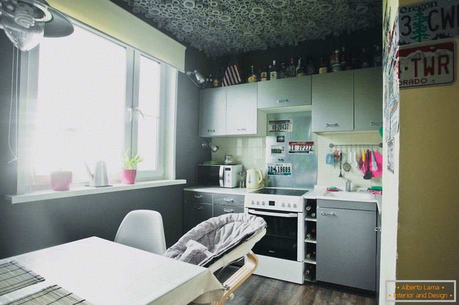 Малка уютна кухня в сив цвят