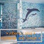 Делфин от мозайка върху стената на банята