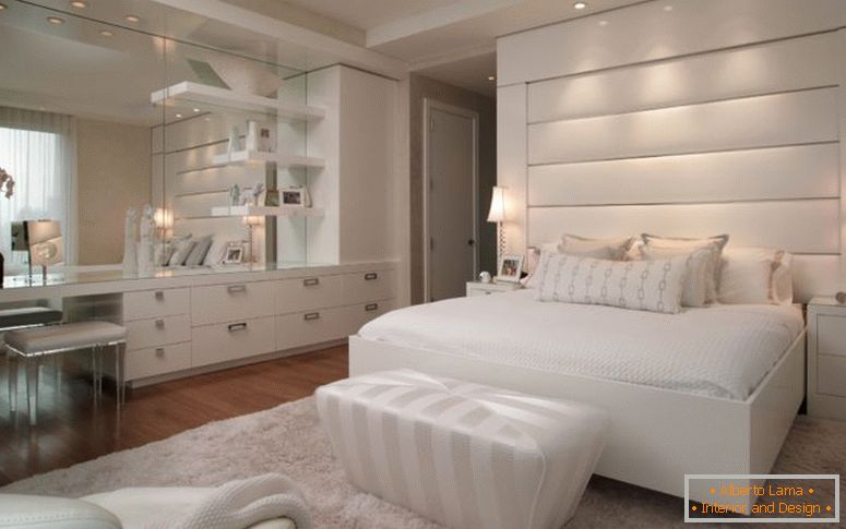 спалня легло-бяло-табуретка