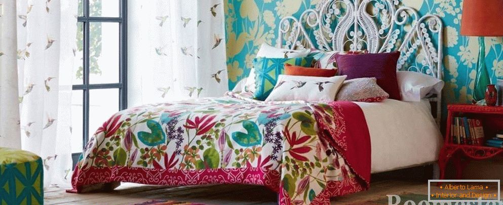 Малка спалня с цветни детайли
