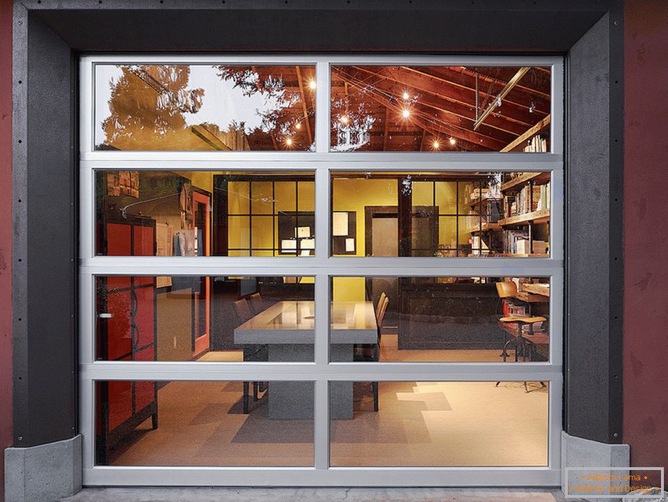 Кухня в гаража със стъклени врати