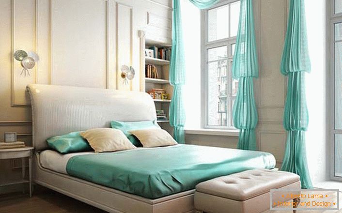 Скромен интериор на спалнята в неокласически стил е интересен акцент в цвета на мента. 