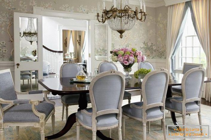 Трапезарията в неокласически стил е декорирана в бледосини и светлосиви цветове. Цветните тапети внимателно изглеждат в комбинация с бели високи цокли.