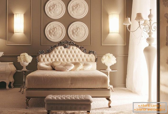 Пример за идеално съвпадащо осветление за спалня в неокласически стил.