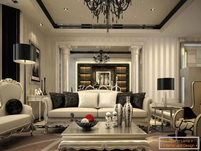 Изящен интериор за всекидневната е обмислен в неокласически стил. Черните елементи на декорация и декорация са очевидни на фона на избледнели сиви нюанси.