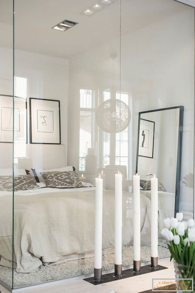Спалнята зад стъклените студийни апартаменти в скандинавски стил