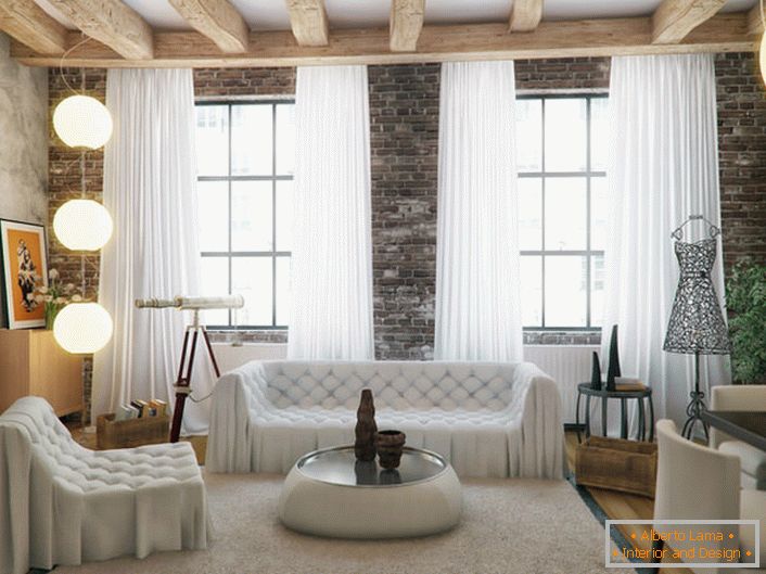 Само в стила на таванското помещение можете да комбинирате нелепо. Изключителен контраст на грубата обстановка на стените и тавана и нежен цвят и форми на мебели и завеси.