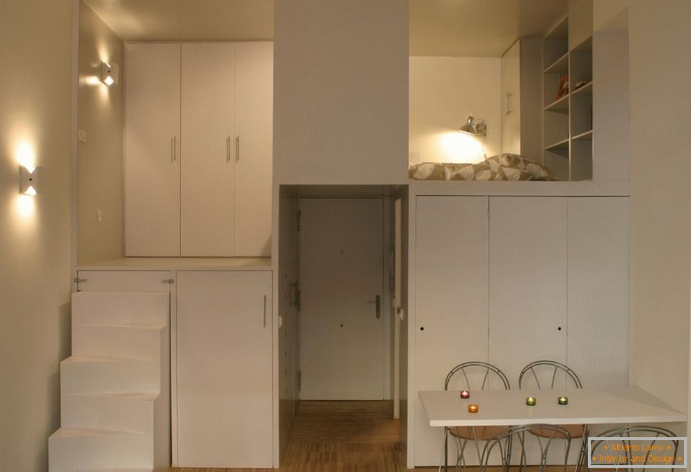 Малък апартамент: стилно таванско помещение в бял цвят