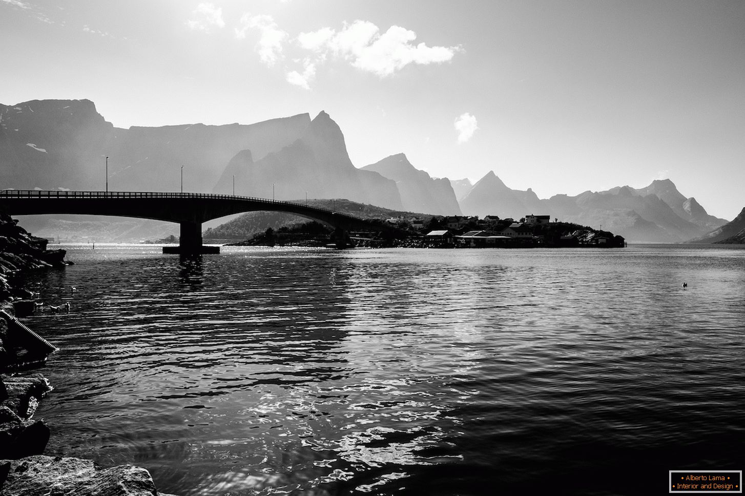 Черно-бяла снимка на моста