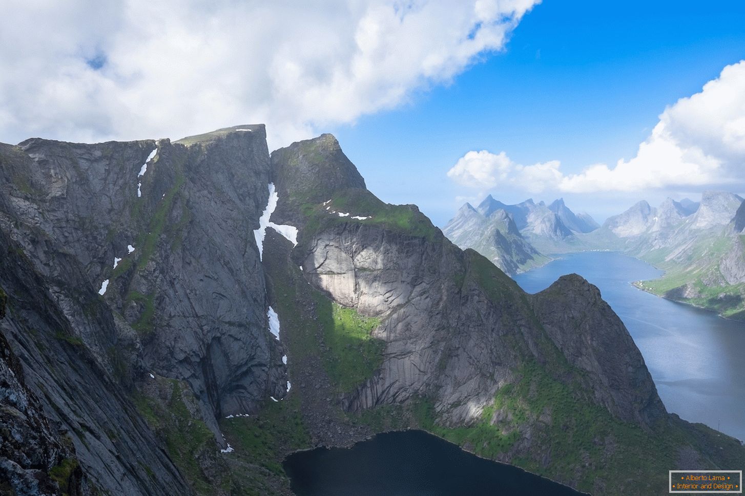 Незабравима гледка от птичи поглед към планините на Норвегия