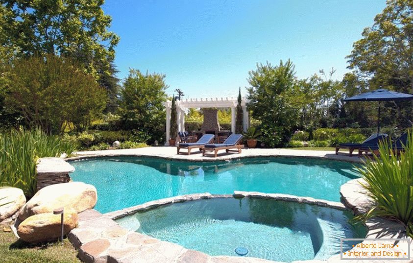Луксозен басейн в новата къща на Channing Tatum
