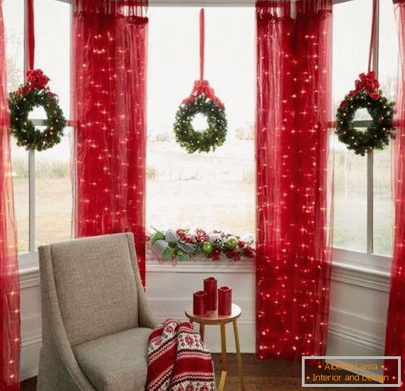 Коледна елха за украса на прозорци и пердета
