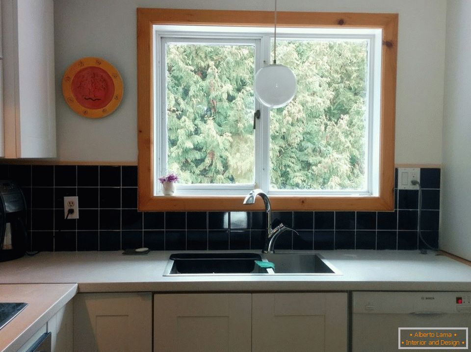 Голям прозорец в дизайна на малка кухня