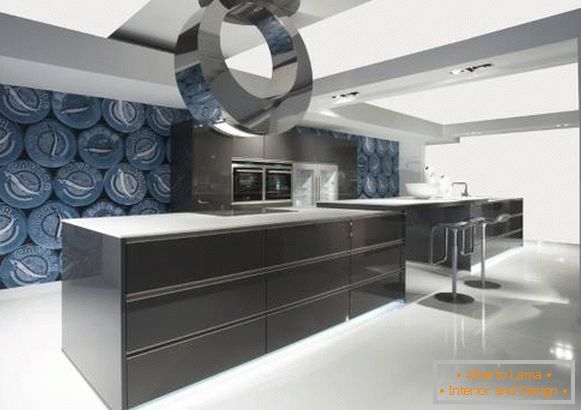 Дизайн на голяма кухня с ярки тапети по стените
