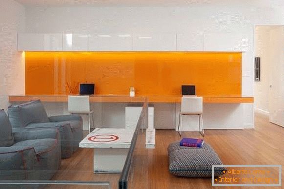 домашен офис-с-портокалови елементи