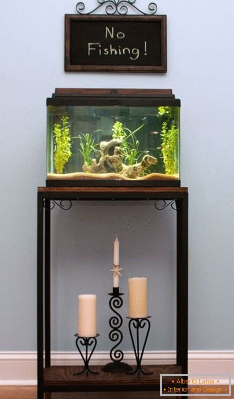 Малък аквариум на нощното шкафче