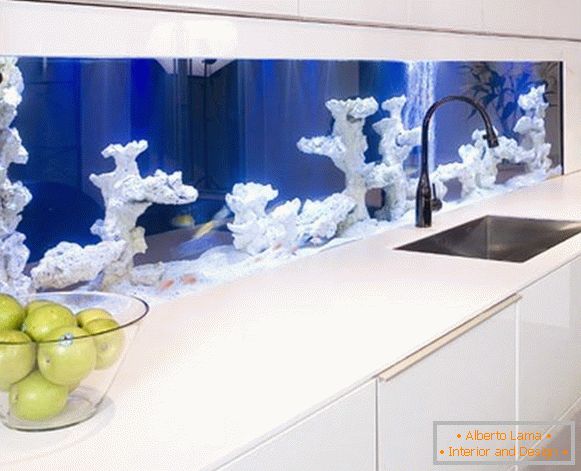 Аквариум с корали в кухнята