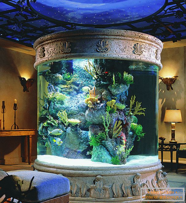 Кръгъл аквариум в хола