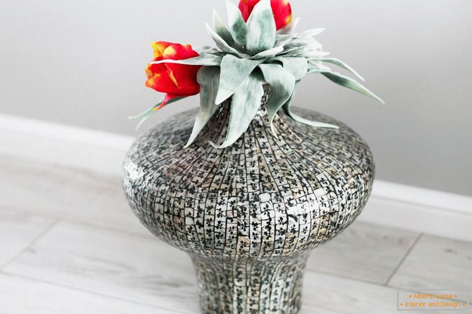 Декоративна ваза с цветя