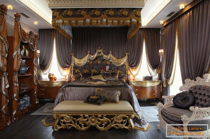 Луксозна спалня в бароков стил. В центъра на композицията има масивно легло с висок декориран табла.